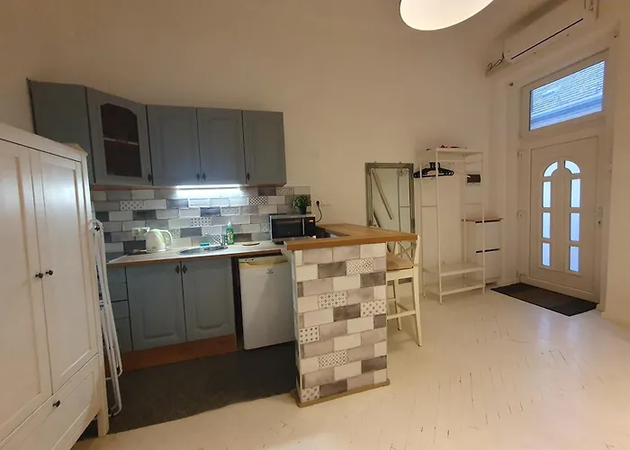 Vintage Near Boulevard With Ac After Renovation